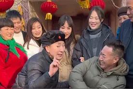 农村搞笑#反串老太太 、大妹子你座在这墩上听我慢慢说，猛不防把富有吓一跳 #谁说戏曲不抖音 #看一遍笑一遍 @DOU+上热门 @富有 @小米丽视频封面