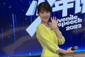 看到这些翩翩少年 脑海中不断浮现 自己初登舞台的瞬间 有梦就去追逐 归来仍是少年 #吴曼 #少年说 #主持人