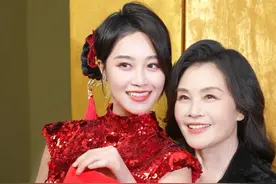 拥有如此貌美的绝世好妈是我的福气～～ #她们的精选 #她在平凡生活中闪闪发光 #三八国际劳动妇女节 #hello时尚季 #你永远可以相信中式美学