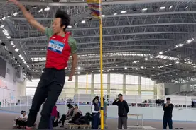 终于有机会和国伟哥 PK 一下摸高了，术业有专攻，钦佩，但是不服，下次继续，这次助跑没跑好，鞋不适合😏@张国伟_国家伟大 #田径 #摸高视频封面