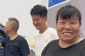 小芬和学长去看车，学长爸妈也一起去参谋看看，不知道是油车好还是电车好，看到车大家都看懵了，现在的车都好智能好先进，学长妈妈说对比起来家里的车就像老古董，练车门都不知道要怎么打开，兜了一大圈还是不知道哪个比较好#广东 #家庭日常 #湛江 #dou来广东百千万 #记录真实生活