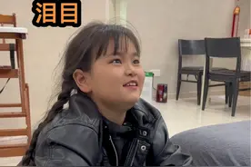 看到这一幕让人心疼、让人泪目，收废品的公公来到儿媳妇家时，孩子的一个举动，让公公泣不成声。百善孝为先，孙子是爷爷晚年的糖，爷爷是孙子少年的光！有一种温暖叫隔辈亲#记录真实生活 #百善孝为先 #感动 #隔辈亲视频封面