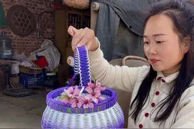 在这个快节奏的时代，很难让自己的心沉静下来，唯独编织才能让我有片刻的宁静，它能抵抗岁月时光，对抗生活琐事#手工提篮 #手工编织零基础教学 #我的乡村生活