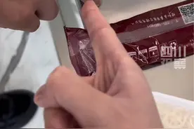 #南京一大厦物业禁止外卖上楼 女子怒怼报警，直接在闸机口开吃硬刚。8月22日，大厦方工作人员回应：公司会统一处理，目前无可奉告。视频封面