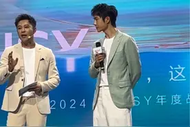 林氏家具王一博珠海见面会 王一博代言的林氏家居灵动岛沙发，不仅仅是家具，它是一种生活态度的展现，是对舒适与时尚的不懈追求。来听听一博喜欢哪一款！#王一博 #王一博林氏家居品牌全球代言人 #王一博林氏家具视频封面