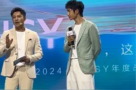 林氏家具王一博珠海见面会 王一博代言的林氏家居灵动岛沙发，不仅仅是家具，它是一种生活态度的展现，是对舒适与时尚的不懈追求。来听听一博喜欢哪一款！#王一博 #王一博林氏家居品牌全球代言人 #王一博林氏家具视频封面