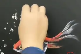 古有神笔马良，今有中学美术老师用粉笔画出神作，网友，被上帝吻过的手！#灵魂画手 #粉笔画 #高手在民间 #林金勇 #抹去泪水视频封面