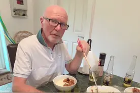 今天做了一道简单的土豆，第一次我公公好吃到词穷了😂他说他吃了一辈子土豆还是头一次感觉吃土豆就像吃肉一样#老外吃中餐 #跨国家庭 #英国生活#海外生活