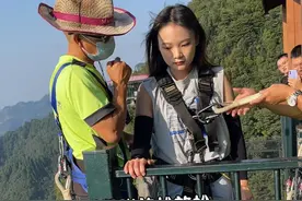 零零后小美女第一次玩蹦极，看完你是否也有跳崖的勇气呢？#蹦极 #玩的就是心跳 #这一跳需要多大的勇气 #勇敢的人先享受世界视频封面