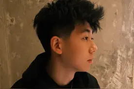 打了两年的职业比赛 我很懂 每次倒地后 有队友拉你起来的感觉  是对你积极拼抢的认可 也是我们之间的友谊 所以第一款我的衣服就是“队友”#周嘉豪