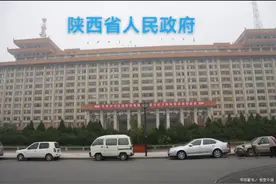 专家：省政府机关迁到铜川，可提升省政务中心服务市县的时效！ 专家朱林撰文表示：我国实行“省级行政区、地级行政区、县级行政区、乡级行政区”等4级架构的政务体系。         西安是副省级的计划单列城市，省政府职能的重点工作是服务于陕北的延安、榆林等地级2市，陕南的安康、商洛、汉中等地级3市，关中的宝鸡、渭南、铜川、咸阳等地级4市，以及韩城、兴平、华阴、神木、彬州、子长、旬阳等7个县级市和杨凌示范区。       如此这般，省政务中心若搬迁到铜川市新区，避免了省与市日常例行工作的交叉重叠，省政务中心集中更多的精力，指导和服务于全省的社会发展，精准对接全省各地市县经济工作。         陕西若能实现“AB类”城市组合，即铜川发展为“”A“”类城市，西安发展为“B”类城市，就能激活计划单列市的势能与创新力，就更能释放副省级城市的动能与创造力。        无论是从全省交通路网的通达性和便利性出发，还是从各地级市和县级市与县区的产业格局以及工作衔接的时效性着眼，省政务中心迁往铜川新区，将更加有效的发挥省级政务功能的整体引领作用，促进全省经济的协调发展。 （2023年；来源：搜狐网；网络图片仅供参考）视频封面