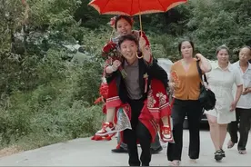 这么热的天穿秀禾服结婚肯定很热吧！#大喜的日子 #娶亲 #出嫁