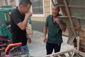 三轮车掉河里推不动#小王师傅修车记 #三轮电动车维修 后续更精彩视频封面