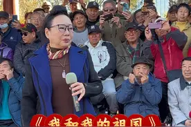 著名女歌唱家一级演员，张振富夫人宋丽华也来捧场北京口琴大爷了 他给大家献唱的是《我和我的祖国》@北京口琴老王 #百姓大舞台想唱你就来 #退休享乐正当时 #歌唱家宋丽华 #北京口琴大爷 #演出现场拍摄