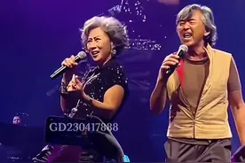 60 多岁的#叶倩文 在台上又跳又唱一点都不带喘气的，风采依旧随性自如，潇洒优雅，魅力十足！#真心的人最累 #热门音乐🔥视频封面
