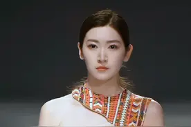 2023深圳时装节模特嘉欣3#t台走秀 #秀场直击 #时尚模特视频封面