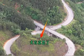 非常好奇，明明可以左拐过去的，为何要在中间绕一大圈？实在弄不懂设计师的想法！#奇葩设计 #公路