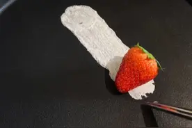 一个新鲜尝试！ 一个新的尝试！#美食vlog #草莓棉花糖 #我的厨房日记 #跟着抖音做美食 #自制糖葫芦