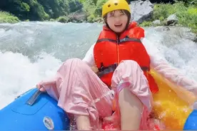 贵州高过河漂流果然刺激 还大方，饿着来的 喝饱走得，不过谁捡到我俊哥鞋子麻烦给我说一声#高过河漂流 #贵州漂流视频封面