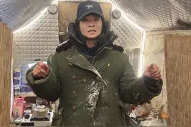 中国最冷地区搭建保暖地下庇护所体验地下极寒温暖生活 #荒野求生 #荒野建造#野外建造 #野外生存 #庇护所建造 为了解决两人站岗轮流休息的原因，决定拓展一个耳室胶囊💊房变成1室1厅，今晚开始改造