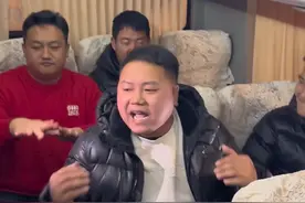 榕江本土rap歌手唱村超，球员们把氛围烘托到位。这次我给8.4分，因为有1.6！#贵州村超 #村超全国赛 #村超百村大战 #村超吉林行 #村超预选赛视频封面