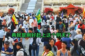2025年5月19号，北京天坛公园月季花展持续中 2025年5月19号，北京天坛公园月季花展持续中，大家快来拍照吧！
公交110/6/34/35/36/72/106/天坛北门。天坛公园旺季大门票15元，联票34元。（4月1号至10月31号）淡季大门票10元，联票28元。本地60岁以上凭北京通养老助残卡免费入园，外地游客60岁以上刷身份证免费入园。18岁以下凭证件免费入园。18岁以上凭学生证半价票。（11月1号至3月31号）开放时间6点至22点。园中园下午17点30停止进入。周一关闭。#北京旅游攻略#北京#赏花#旅游#花海 视频封面
