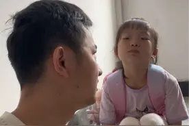 小学生的书包有多重呢， 有没有称过的，到底要不要背这么多呢#亲子日常 #书包太沉了 #书包里面装的啥视频封面