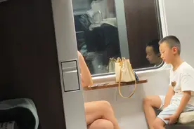在这里提醒乘坐火车卧铺的女生旅客朋友们，为了避免不必要的尴尬跟烦恼，强烈建议大家上车的时候，千万别穿裙子，刚好我这趟车就遇到了一个女性穿了短裙，由于她是上铺就一直在那里坐着，上下真的非常不方便#火车卧铺#坐火车去旅行 #绿皮火车上的乐趣视频封面