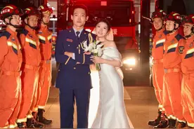 给拍婚纱照的兄弟试水压，结果被加压的兄弟背刺了... #蓝朋友 #浙里是浙江消防视频封面