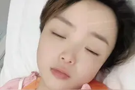 最近越来越难受了，36➕6，实在熬不住了，每天晚上都是熬夜到天亮，坐着躺着站着都难受，肚子也越来越重，走路都不想走了，今天收拾好了所有的东西准备去住院，昨天一夜都没有睡，今天昏昏沉沉的，经过一天的检查，结果下来，两个宝宝一切都好，最后的几个星期是宝宝成长最快的最后冲刺期，院方建议我再坚持一个星期，让宝宝再长大一点，可是我好难受，我该怎么办，回去再坚持一下吗？？？#孕妈 #孕期 #双胞胎妈妈 #杨雨轩