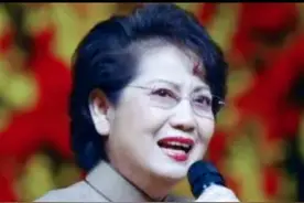 #现代京剧《红灯记》选段《光辉照儿永向前》演唱 李维康#发扬戏曲文化#京剧红灯记 #欢迎走进我的戏曲空间视频封面