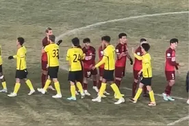 肯定一票难求，难言座无虚席！中国足球史上首场中超“青岛德比”票务销售方案基本确定，青岛西海岸大学城体育场相当一部分的坐席将成为空空如也的缓冲区。#青岛足球 #青岛西海岸 #青岛海牛 #中超 #德比视频封面