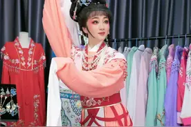 看越佳人穿100套戏服 ｜｜第十二集《追鱼&观灯、公堂双审》，这套花旦服我真的爱了！#国风古韵 #戏服 #戏曲视频封面