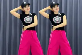 端起这杯红尘的酒，敬敬爱情敬敬自由#简单好学的舞 #杨丽萍广场舞 #热门音乐🔥 编舞家馨视频封面