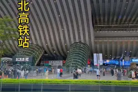 深圳北站，中国唯一上进上出的高铁站，规模霸气宏伟，出了高铁搭地铁，出了地铁搭公交，交通四通八达，你来过了吗？#深圳 #深圳北站 #春运 #返乡 #回家过年