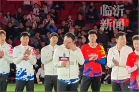 12月28日在临沂全明星足球赛中场休息期间，前国脚冯潇霆、李学鹏、荣昊宣布退役。他们将开办足球学校、做青训，继续为中国足球发光发热。#冯潇霆 #临沂 #球员退役视频封面