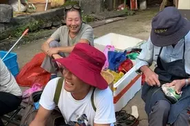 一位补鞋三十多年的爷爷。岁月在他手上刻下沧桑，每一针每一线都缝进了生活的艰辛与温暖。他用三十年的坚守，为无数人修补了鞋子，也修补了生活的缺口，他是平凡中的伟大，是岁月里的温情！#人间烟火 #农村守护人#赶集#正能量传播@DOU+小助手