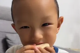 这蛤蟆找的，差点儿一宿没睡成😅 #亲子日常 #萌娃 #神兽日常 #萌娃👶🏻 #人类幼崽视频封面