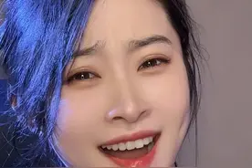 我是一颗，小小的石头，深深的埋在泥之中，车到山前必有路，水到深处必有鱼，虽然我是一颗不起眼的小石头，没有华丽的外表。但是依然会发光！发亮！#雨花石 #内容过于真实 #说不出的心酸 #热门音乐🔥 #说不出的或许都在歌里视频封面