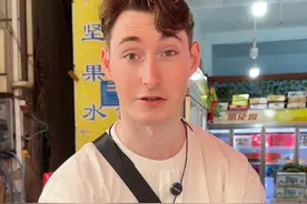 谢谢吴奶奶，来了中国才知道西瓜原来可以这么甜#西瓜是夏天的入场券#外国人在中国#水果#夏天#水果自由视频封面