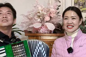 #长青乐队 #前奏一响拾起多少人的回忆 #现场伴奏真人真唱 #自弹自唱 @云烟视频封面