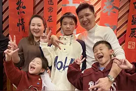 我16岁就认识了同同 虽然懵懵懂懂，情窦初开 也就这样开启了我们的相识之路  拍结婚照的时候虽然我还很年轻，拍出来的感觉是不是和现在差不多，那时候我们都不知道结婚要担负什么婚后也和很多夫妻一样一个人在带孩子，另一个出去打工挣钱，那时候干钢筋工的同同每天下班都是一身疲惫和脏乱，但是都会给我说以后会让我天天开心幸福，后来孩子大了我也他一起去工地干活 慢慢的同同也做了小包工头干的活就更多了 总想着多干就多挣些，每天都抹得黑乎乎的 那时候他带着我去和别人吃饭的时候，别人还会把我认成更着他干活的小弟，后来同同听朋友说做装修安装空调比干钢筋活好人还轻松一些，于是他就拿着家里所有积蓄和借姐姐和亲戚的钱去浙江开始了开店干生意，这一年我们也迎来了老三取名周一也是因为出生在星期一也寓意着新的开始！婆婆也一直帮衬着给我们带孩子做饭，无怨无悔、任劳任怨，我们只管努力工作，同同生意做的越来越好越来越大，但是老大因为我们做了一个错误决定而导致的要回老家上学，婆婆就带着三个孩子回老家这样就又开始了我们的另一个新生活，跟着姐姐学做自媒体！                      刚开始同同在外地工作没怎么出现在视频里，很多姐妹看到都说同同看着花心不靠谱，还替我担心同同如果变心了怎么办，还会给我发短信让我注意着点同同别傻傻的，说实话我真的很感动，有这么一群电子闺蜜为我着想！我和同同也是从青春走到现在，我也算得上是他的糟糠之妻了！感情依旧应该是他给我的幸福生活吧！                                       希望关心我的电子闺蜜们都能：事业顺利！幸福美满！#记录美好生活每一天