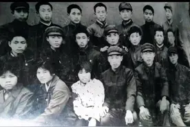 一张老同学毕业照，想起我们同学在一起的时光，是多么的快乐，是多么的开心，是多么喜悦，几十年过去了我的老同学们，你们都很好吗？你们都是爷和婆了吧，过着天伦之乐了吧！无论怎样我们都要好好地珍惜自己的身体，保护好自己。岁月给了我们过去美好的回忆。给了我们的皱纹和白发啊？我多么的想老同学啊。你想我们吗？