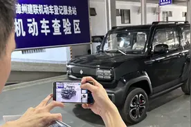 行驶证上的照片，可以自己选帅的角度拍？