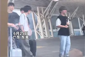 毕业季男生和同学在车站告别，火车开动眼泪瞬间绷不住。网友:这一挥手 一转身 可能就是一辈子。(来源:Little Bear🧸）视频封面