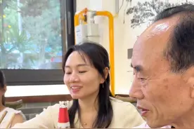 陪老丈人一起吃鱼，70岁的老人胃口还不错，让女婿羡慕得很#记录真实生活#美食#夫妻日常视频封面