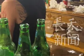 重庆遭暴雨 火锅店被淹 食客"泡着脚"坚持把点的火锅吃完 "结账时老板给免单了"#重庆#火锅 #松弛感