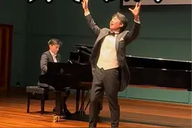 举杯邀明月 敬孤独的自己 千年前，李白举杯邀月，对影成三人； 千年后，我们在霓虹与喧嚣中，与孤独为伴。 他说，‘举杯邀明月，对影成三人’，那是古人的浪漫； 如今的你，是否也在夜深人静时，举起一杯，和自己对话？ 孤独不可怕，怕的是忘了与自己干杯。 致每一个在黑夜中寻找光的人——愿你在孤独中，活出热烈的诗意。#举杯邀明月 #李白也懂我 #深夜共鸣#月下独酌 #美声视频封面