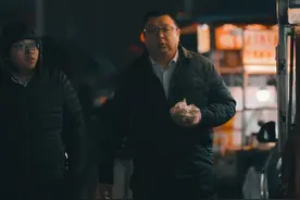 酒真是个好东西，有人喝了满眼都是温柔与浪漫，有人喝了满眼都是泪水和心酸。其实人爱上的不是酒，而是端起酒杯的瞬间，将心事一点点的融入酒中。酒在杯中，杯在手中，话在酒里，情在心里…