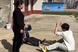 今天邻居来找凌晨、凌晨把邻居家的鸡给送跑了原因就是嫌弃邻居家的鸡天天、天不明就打鸣哎……视频封面